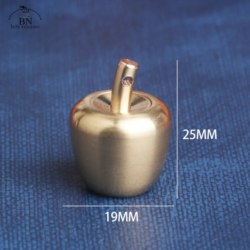 

Медные фигурки яблок