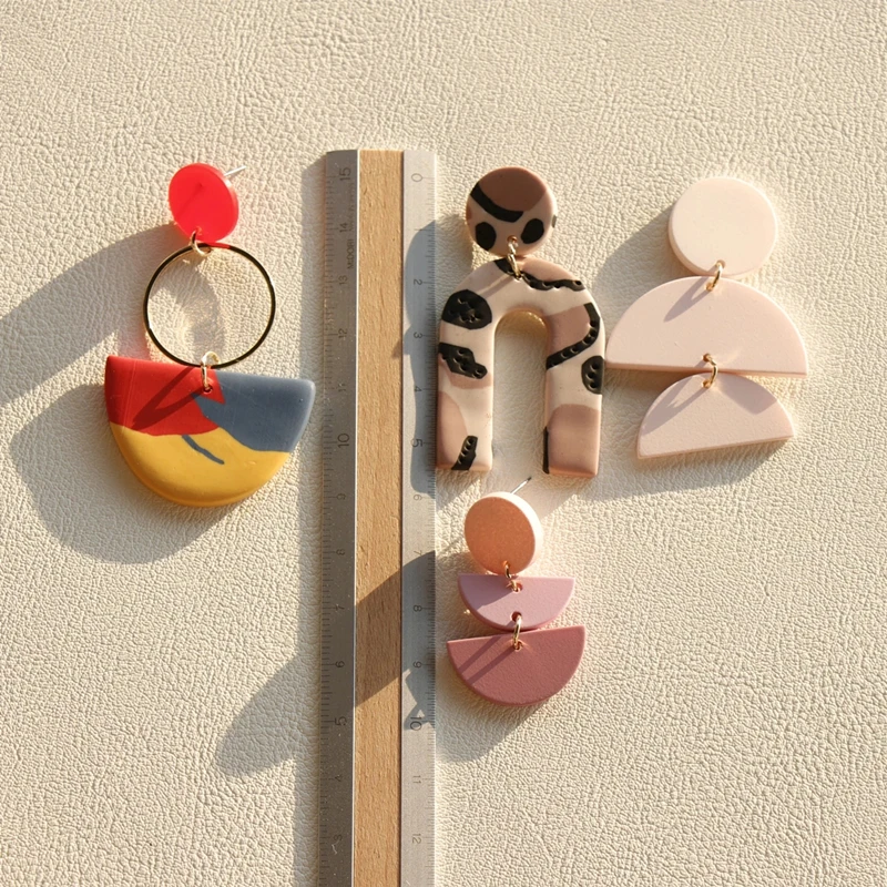 AOMU 2021 Корейская мода Геометрические круглые полукруглые красочные розовые серьги из акриловой глины с длинными подвесками для женщин Ювелирный подарок.