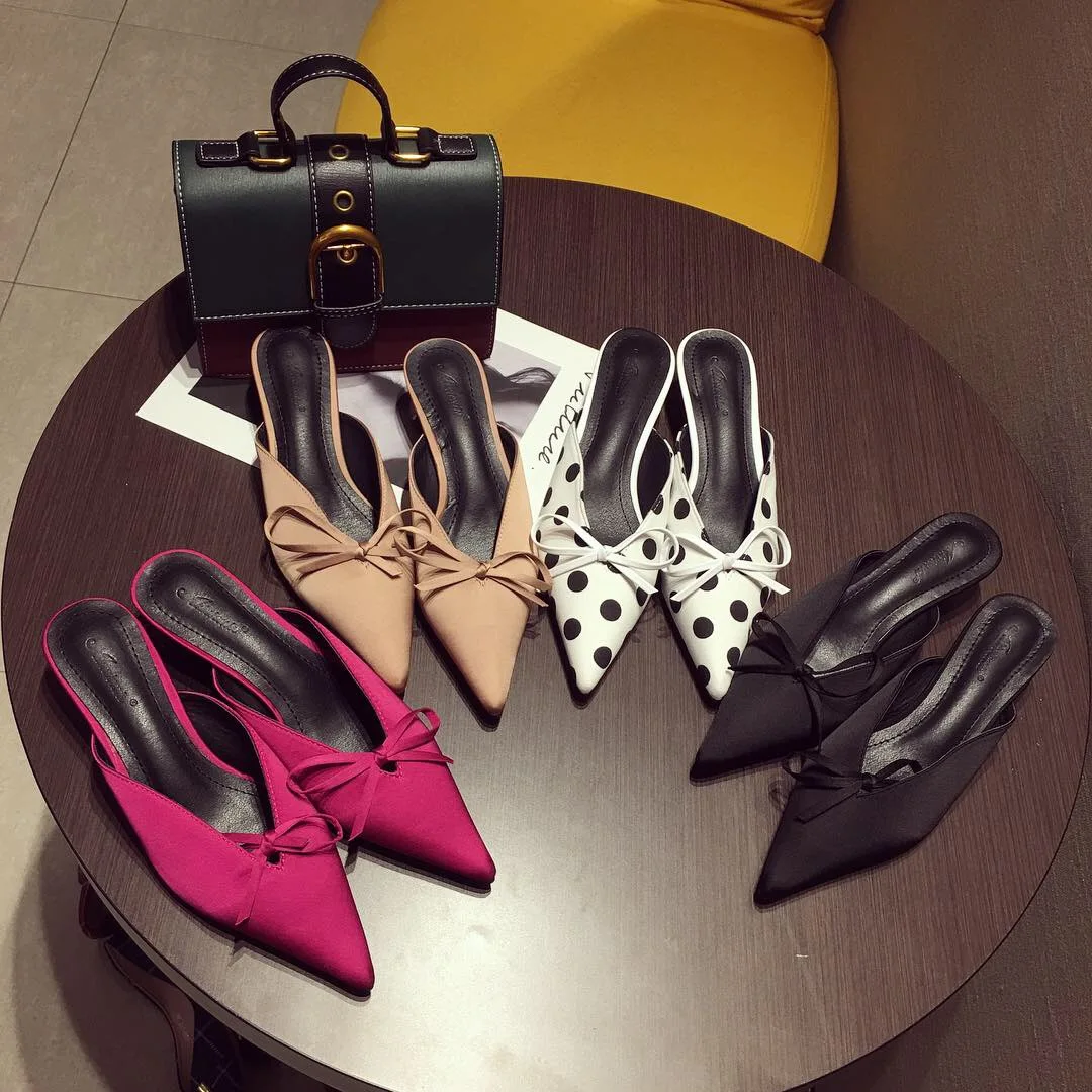 Женские шлепанцы с острым носком на низком тонком каблуке |