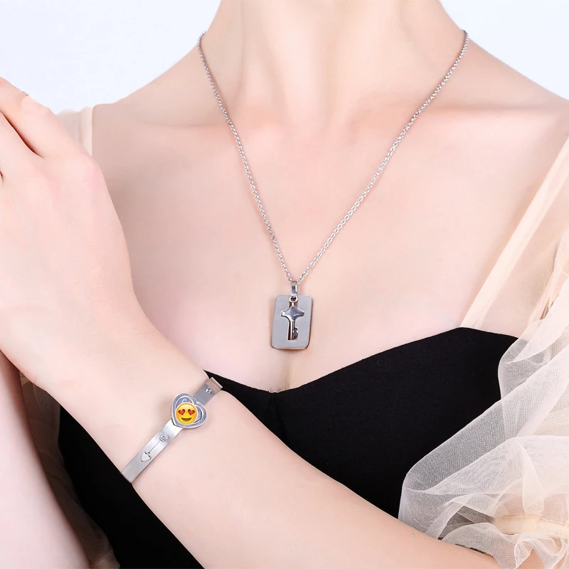 Комплект ювелирных изделий из нержавеющей стали браслет с сердечком и замком