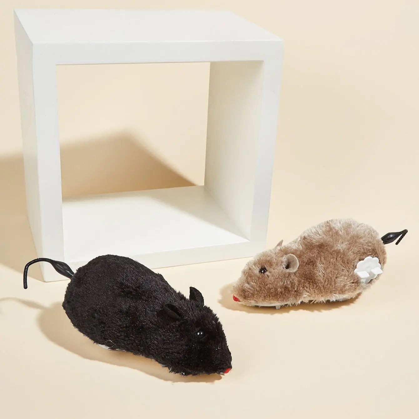 

Pet plush toys, hairy clockwork chicks, simulation mice, squeaky dog toys, interactive cats and cat toys, in random colors
