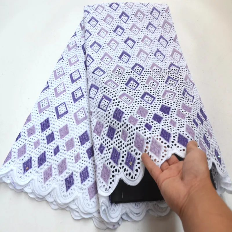Швейцарская вуаль кружева в швейцарском сиреневом фиолетовом цвете белая