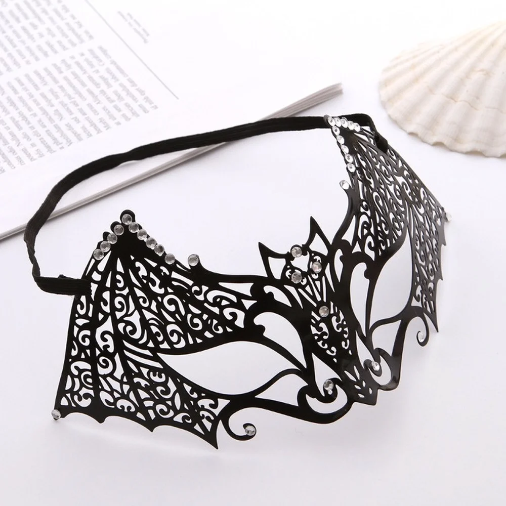 Металлическая маска с бриллиантами