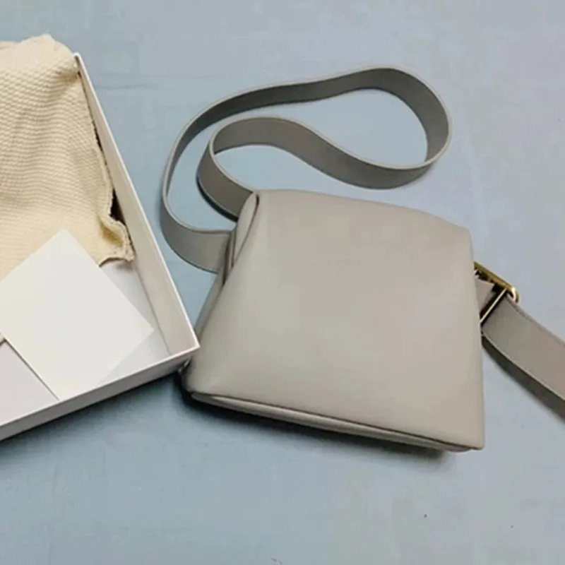 

2021 new wide shoulder strap cloud bag fashion simple large capacity clip bag leather handbag factory outlet