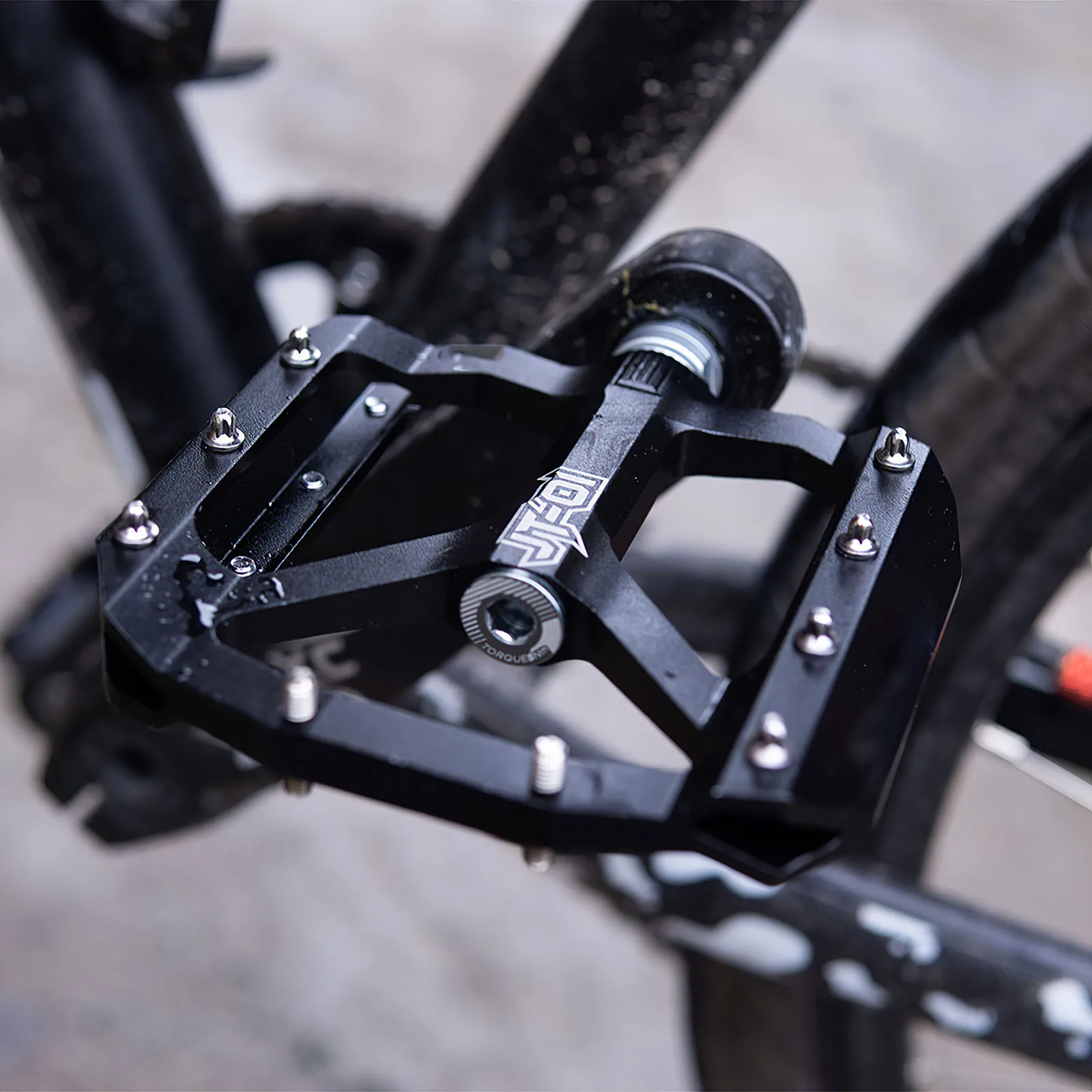 

One Pair Bicycle Pedals High Hardness Aluminum Alloy Pedals Easy to Install Widely Used Mountain Bike Pedals for Outdoor Cycling