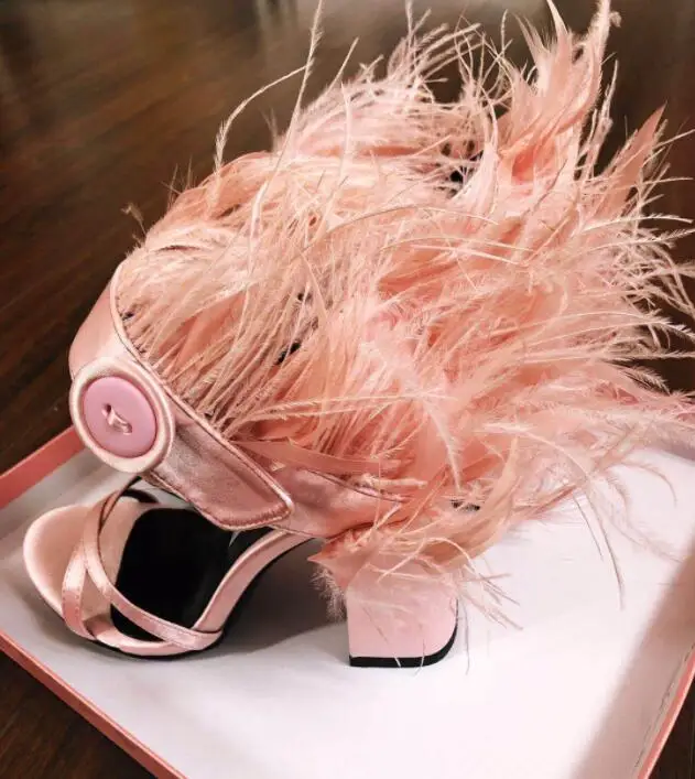 Сандалии женские с перьями и круглыми пуговицами модельные босоножки на