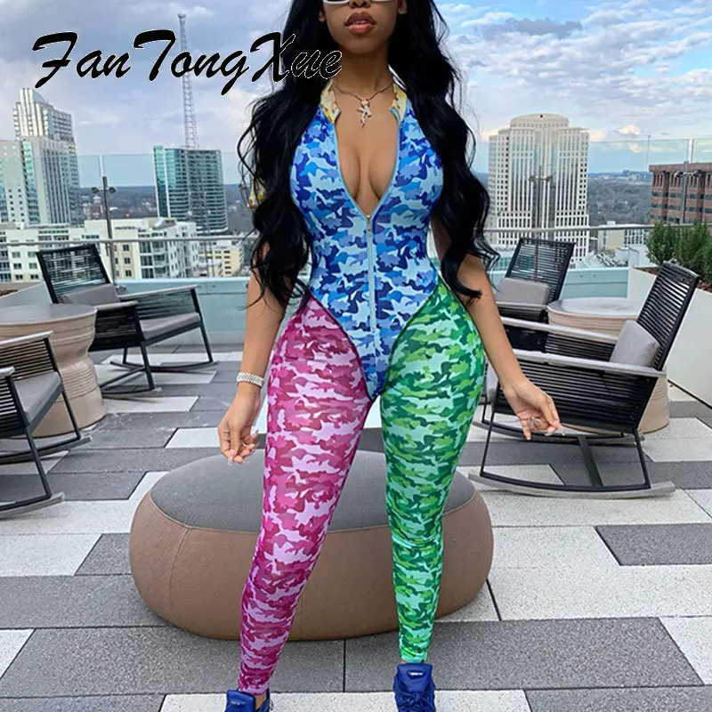 Женский комбинезон с коротким рукавом и глубоким V-образным вырезом |