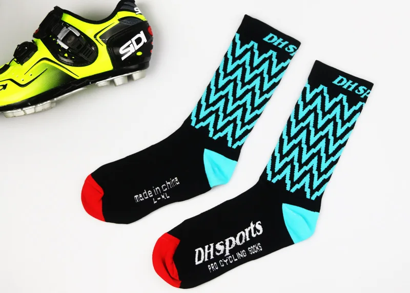 

DH sport High quality Professional brand Cycling sport socks Protect feet breathable wicking socks cycling socks Bicycles Socks