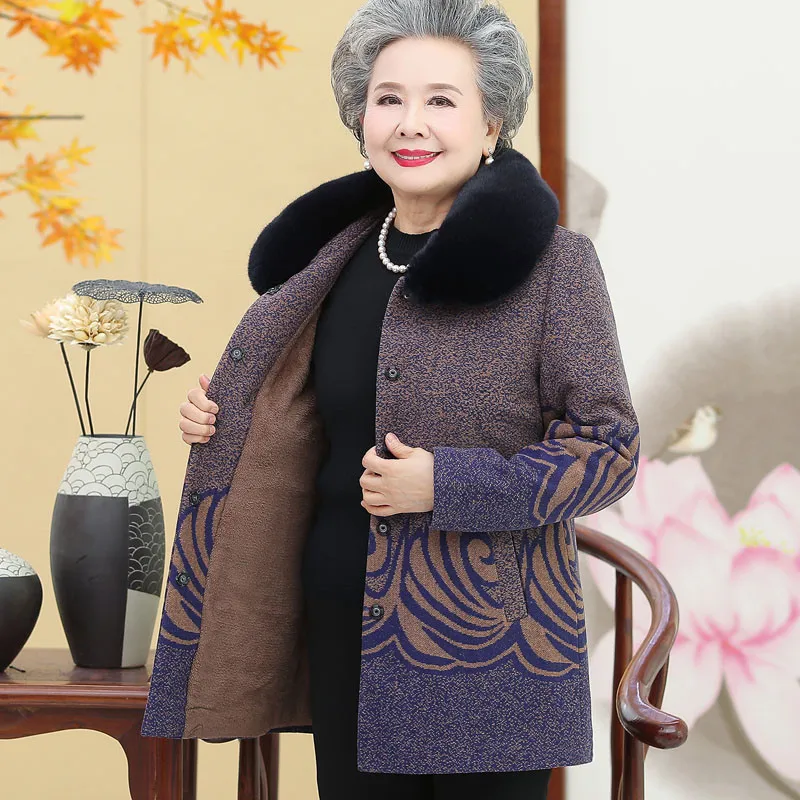 Женское зимнее шерстяное пальто среднего возраста с меховым воротником и