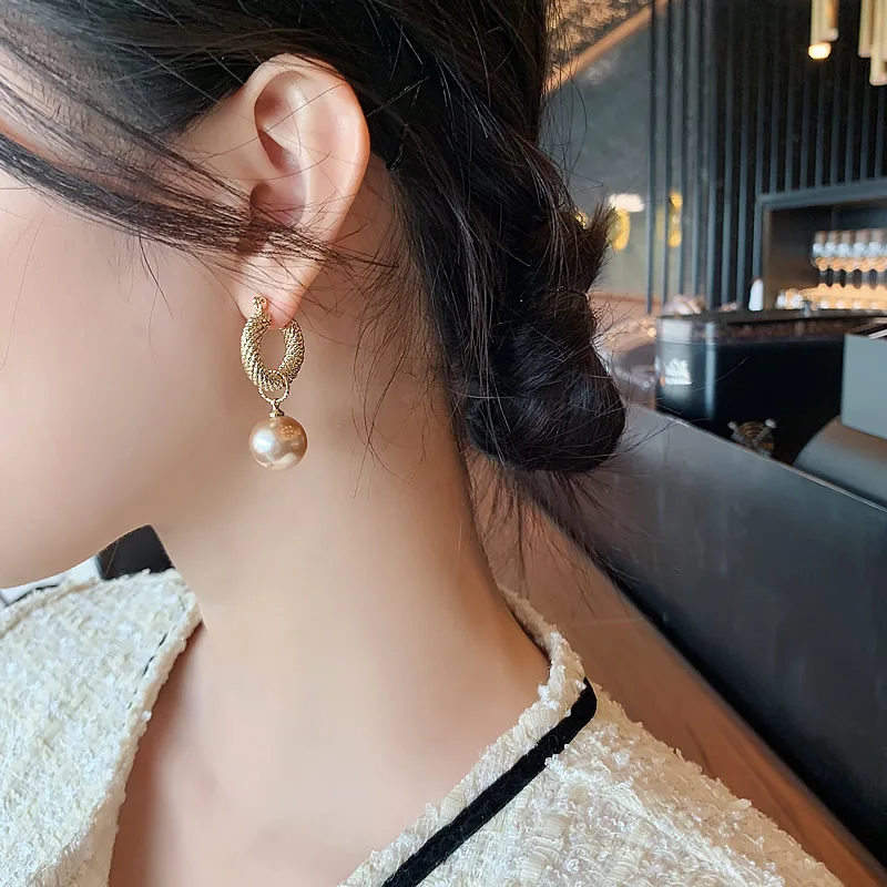 

Wholesale Silver Plated Ear Clip Korean Style U-Shaped Metal Twist Pearl French Vintage Circle Earrings Women Jewelry