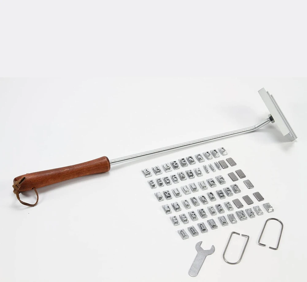 Металлический инструмент для приготовления стейка с деревянной ручкой и