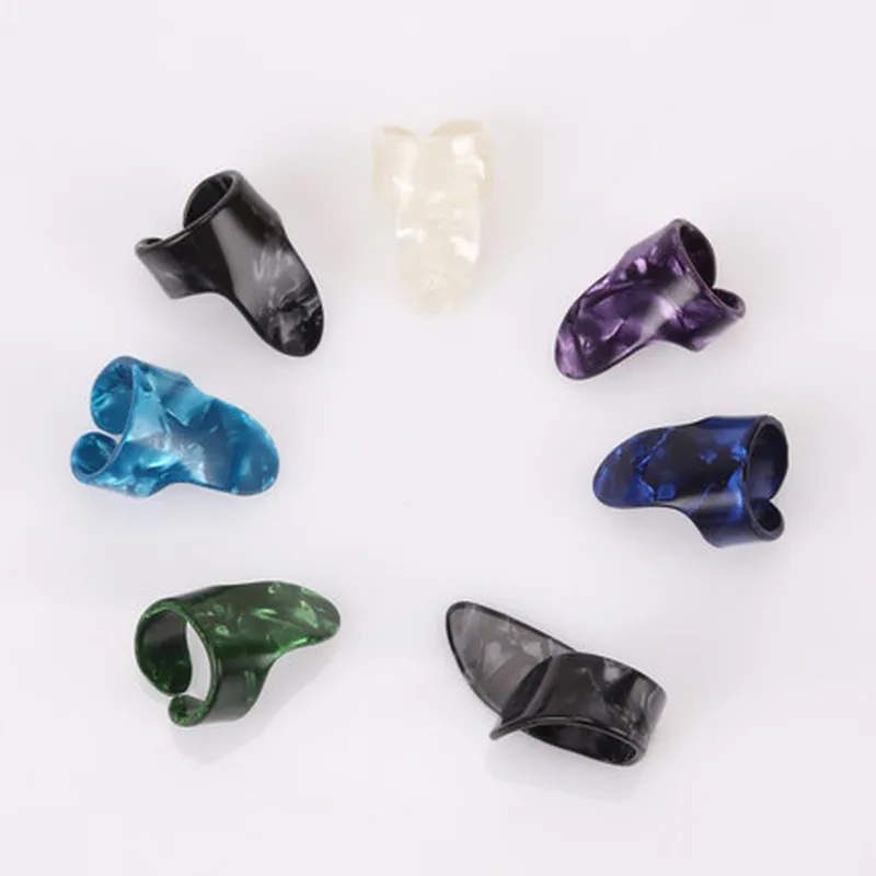 1 stück daumen finger gitarre pick celluloid vermittler daumen pick für akustische elektrische guitarra zufällige farbe free global shi