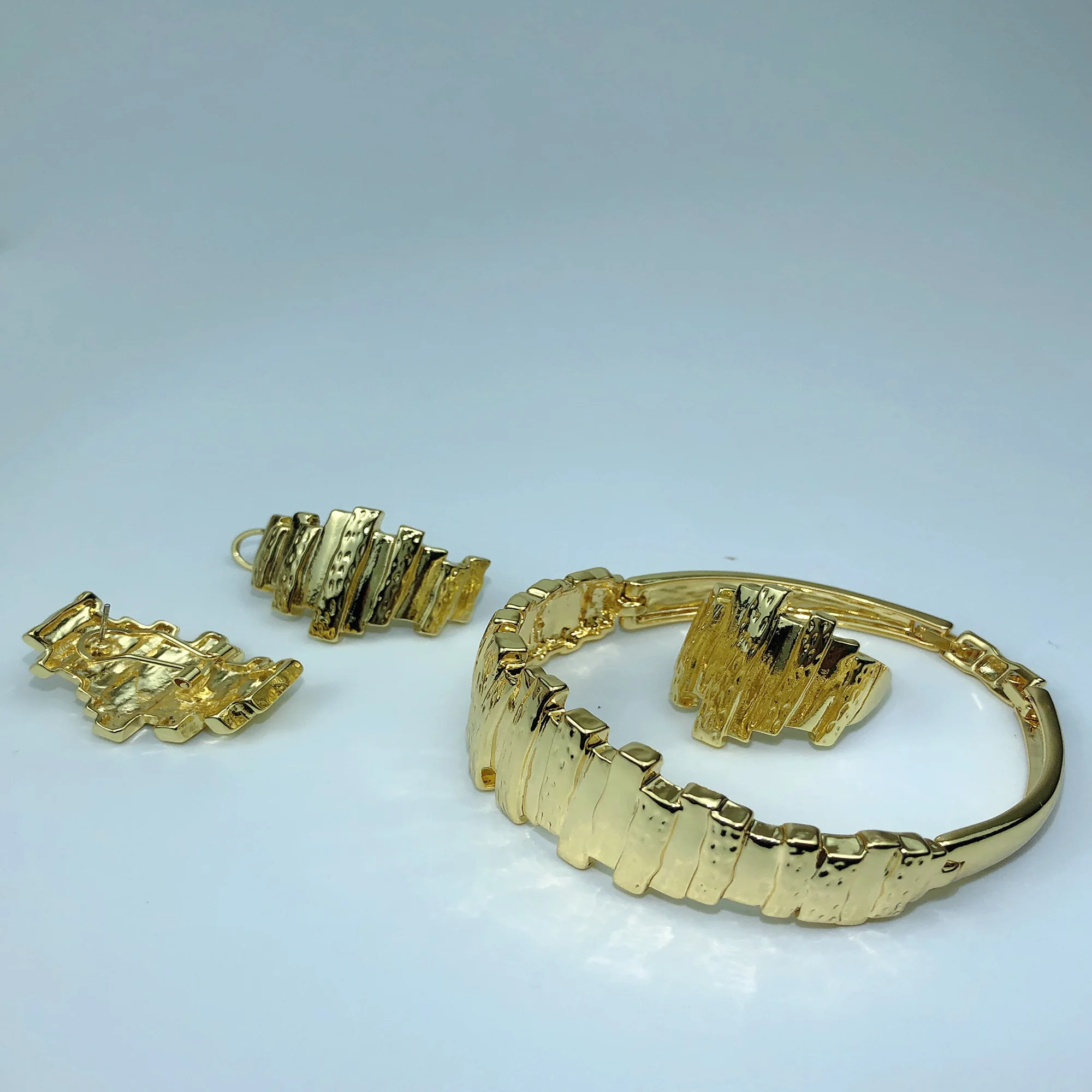 

Guomei Classic Jewelry Sets Bracelet Earrings Ring Fashion Jewelry For Women S0004