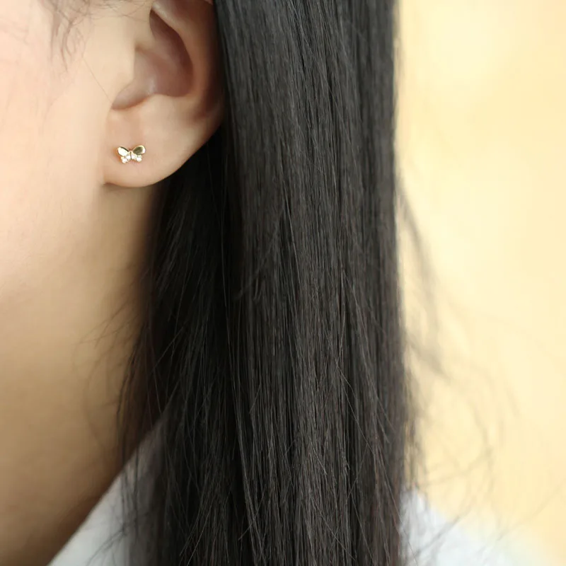 Однотонные золотые серьги-гвоздики с бабочками и кристаллами 9k миниатюрные