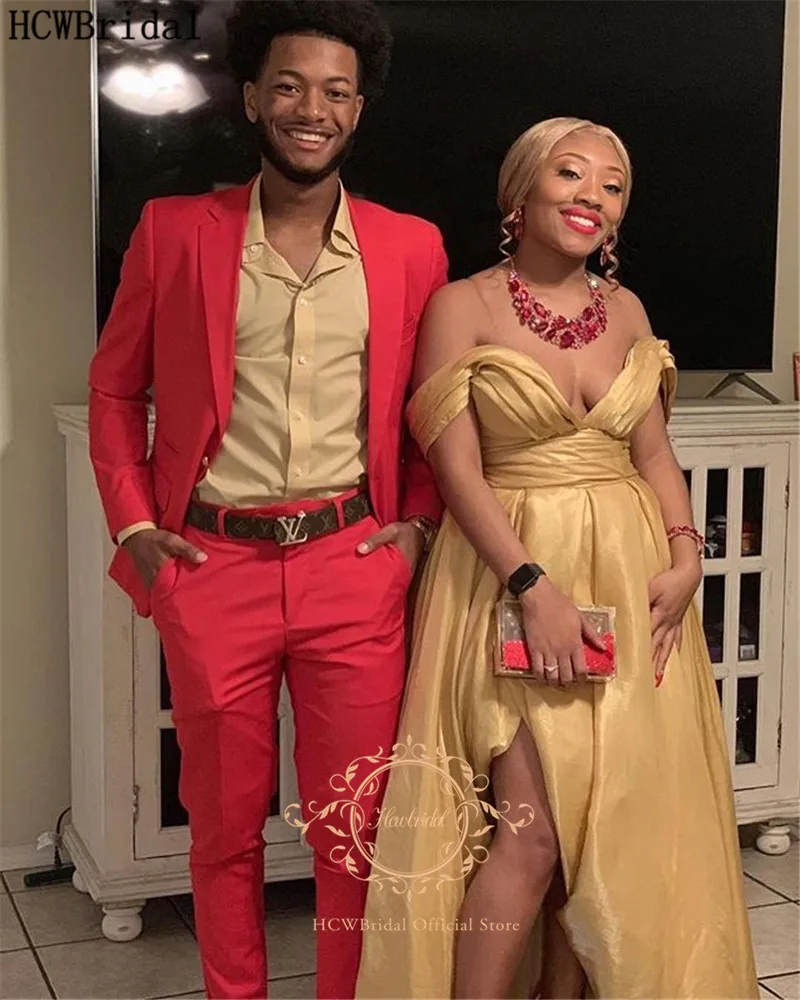 Атласное длинное платье цвета шампанского с открытыми плечами и Боковым