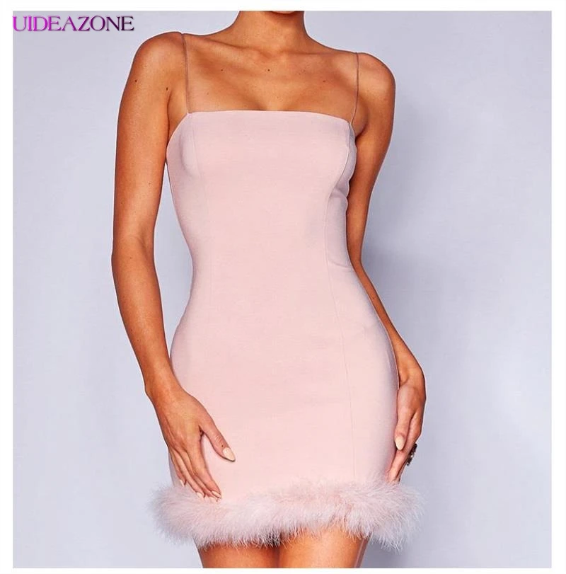 Женское платье в стиле пэчворк с вырезом лодочкой и перьями открытой спиной