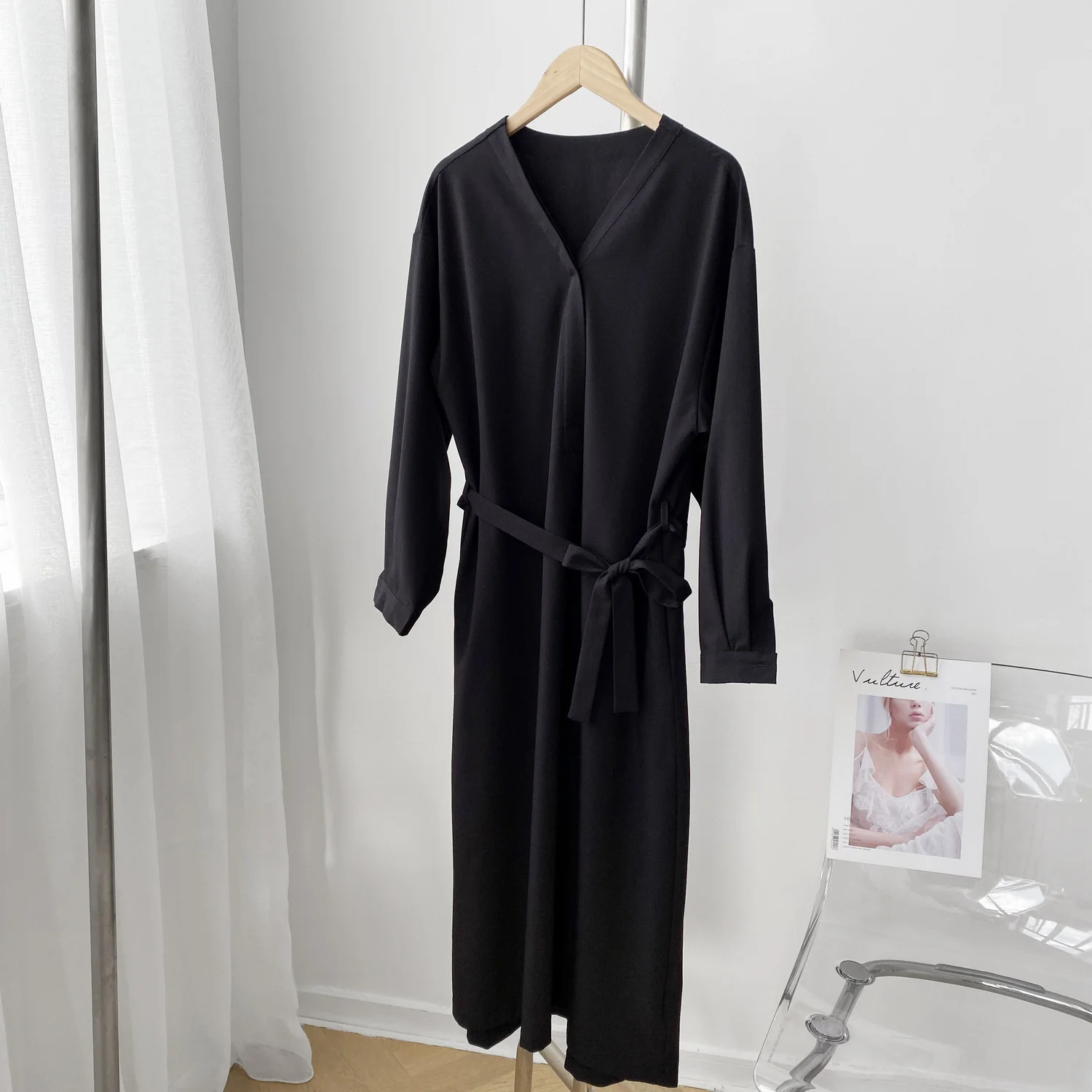 

COZOK 2021 Autumn New French V-neck Over Knee Long Dress Women's Close Waist Hepburn Small Black Skirt 579