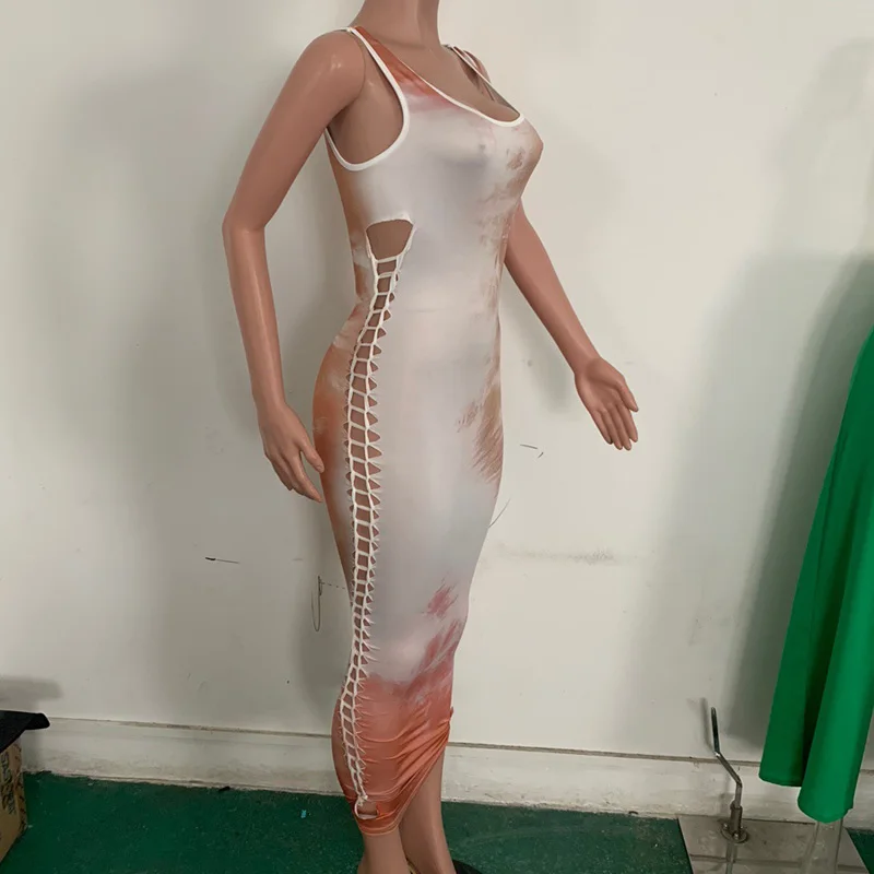 Летнее женское платье на бретелях с принтом в виде галстука бабочки длинное