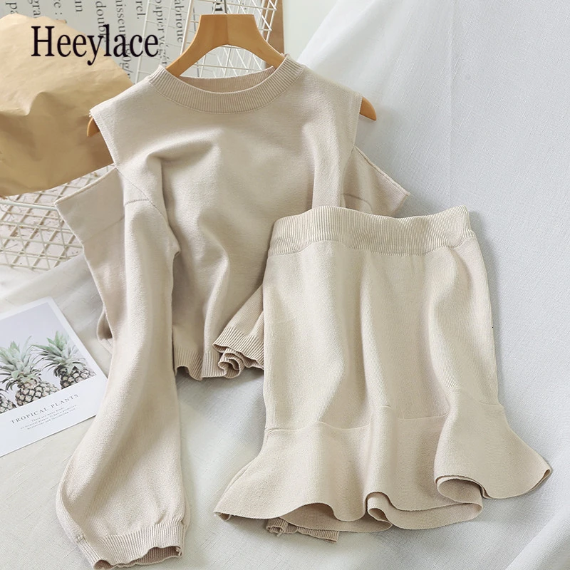 Женский трикотажный свитер с открытыми плечами и эластичным поясом| |