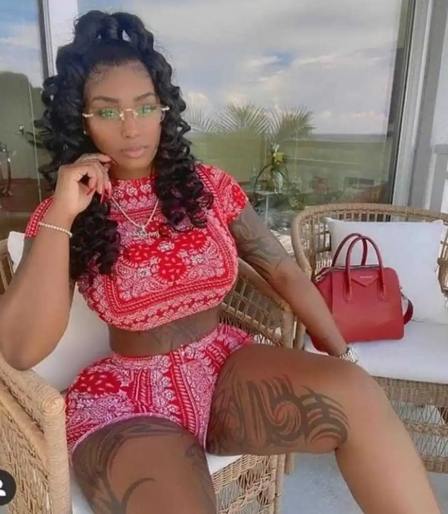 

Комплект женский короткий с принтом, модный Повседневный свитер с коротким рукавом и окрашенной строчкой, спортивный летний костюм из двух ...