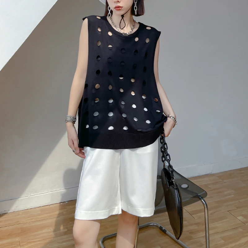 

[EAM] Women Loose Fit Black Holes Hollow Out Casual Vest New V-collar Sleeveless Fashion Tide Spring Summer 2021 1DE0694