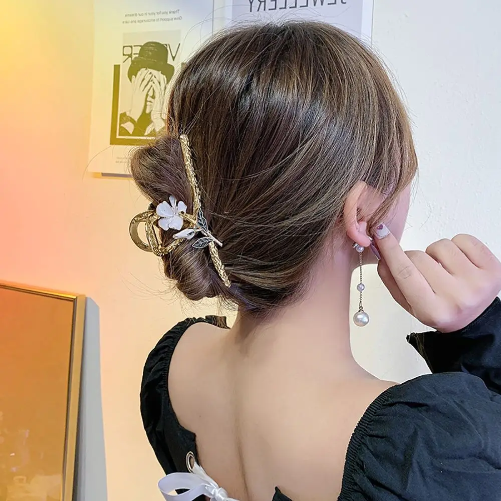 

Vintage Red Rose Flower Design Hair Claw Delicate Lily Embellished Metal Hair Claws Light Luxury Hair Accessories