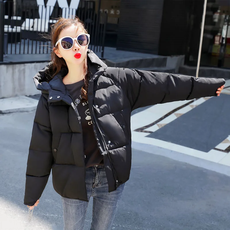 Куртка женская черная на хлопковом наполнителе с капюшоном свободного