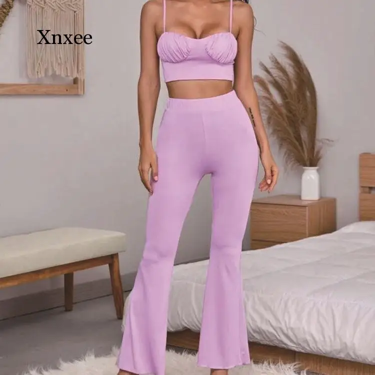 Облегающий пикантный однотонный укороченный топ с рюшами и брюки-клеш комплект