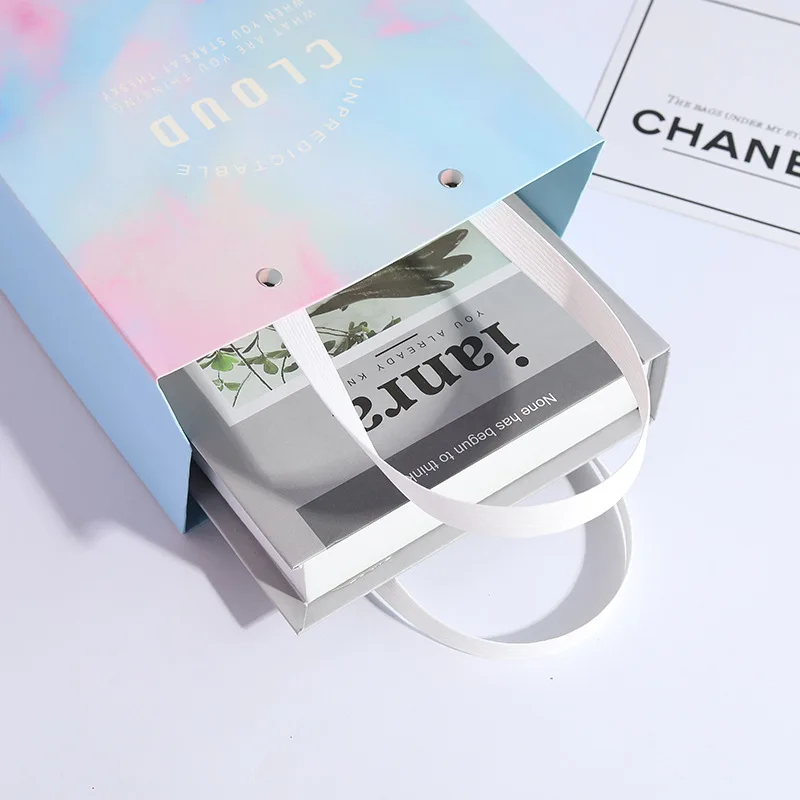 Маленькие подарочные пакеты для девочек с изображением облака белые картонные