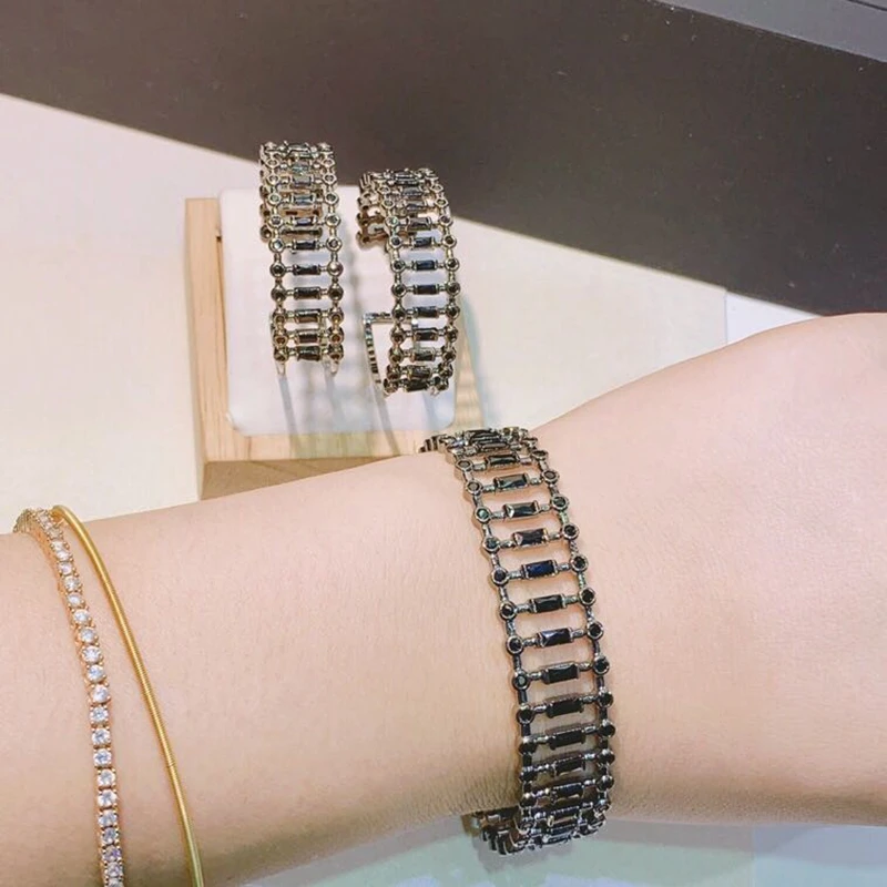 GL полые сетчатые серьги-гвоздики ряд браслет с отверстиями набор черный пистолет