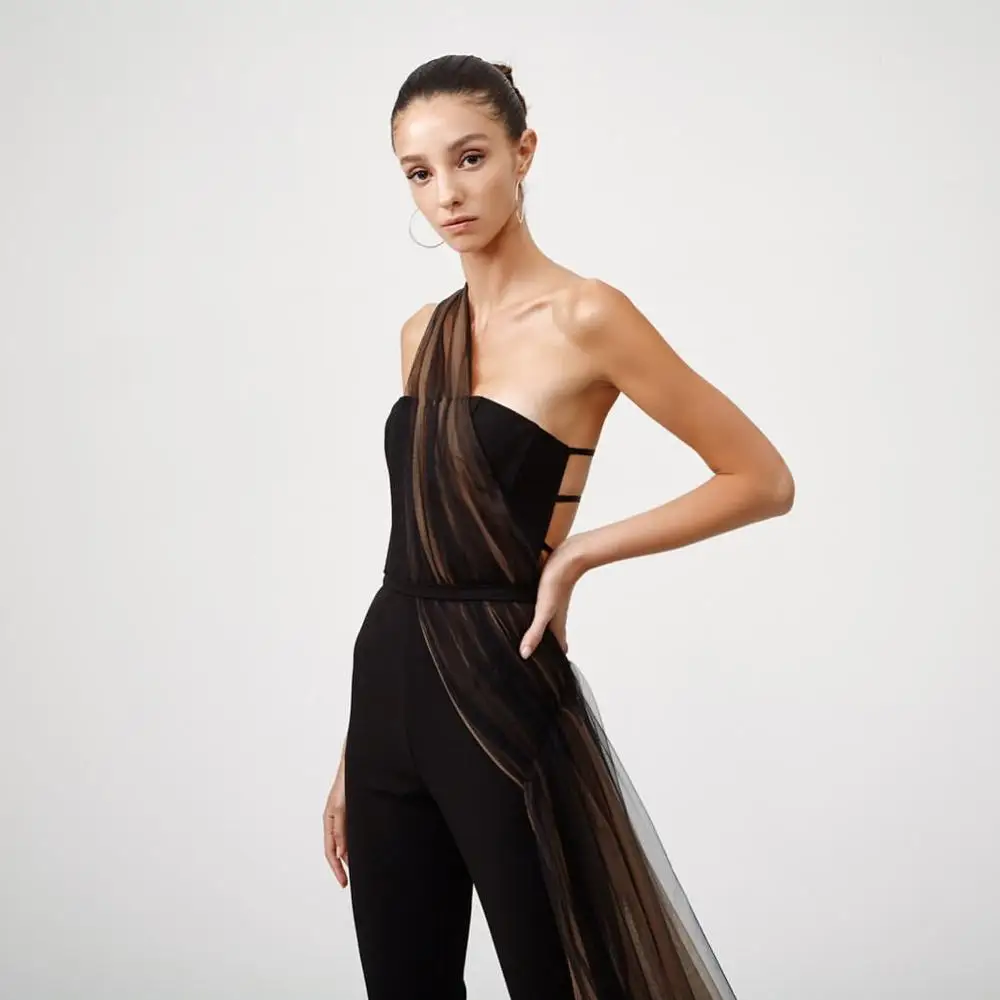 Женский вечерний комбинезон без бретелек черный облегающий с открытыми плечами