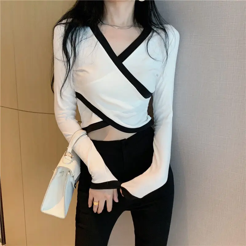 

Женский короткий топ с V-образным вырезом, облегающая пикантная футболка в Корейском стиле, цветная дизайнерская нишевая футболка с длинным...