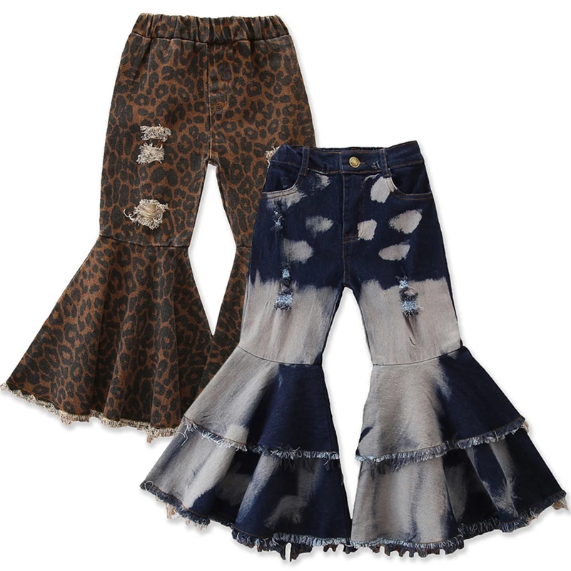 Детские расклешенные джинсовые брюки однотонные рваные с дырками для маленьких