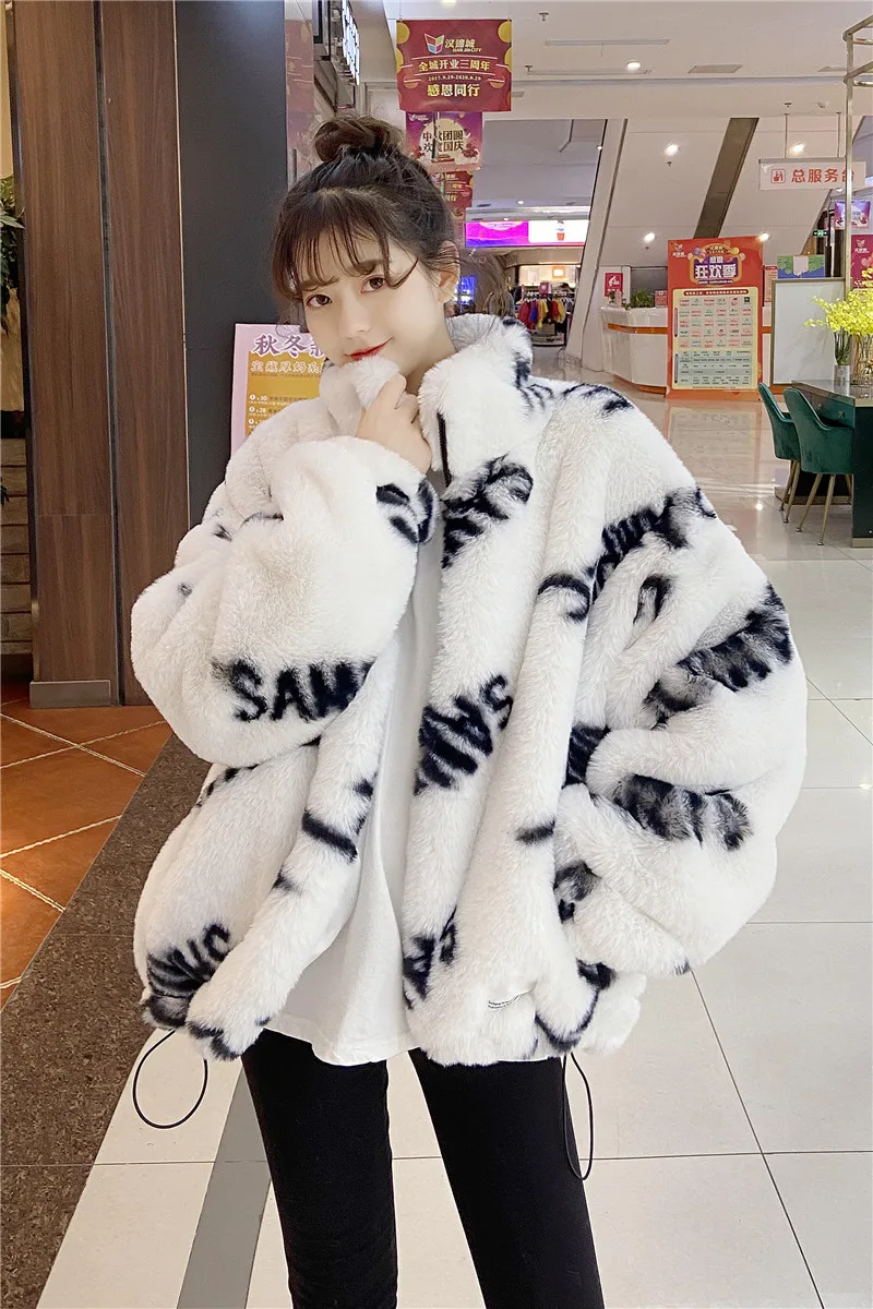 Пальто из меха ягненка в стиле ретро с буквами свободного покроя Осень-зима 2021 |