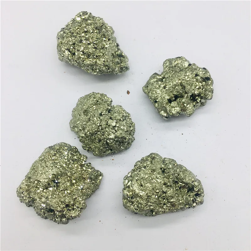 Натуральная латунная руда 100 г расположена с минеральным кристаллом образцом