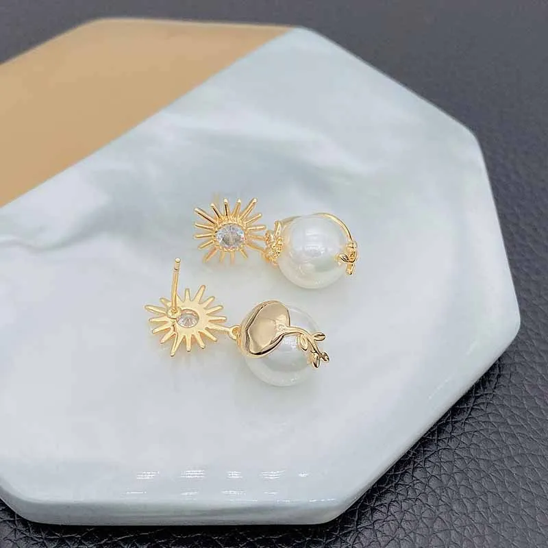 

Exquisite Daisy Freshwater Pearl Earrings Gentle French Retro Hepburn Style Pearl Earrings s925 Silver Needle High Cold Earrings