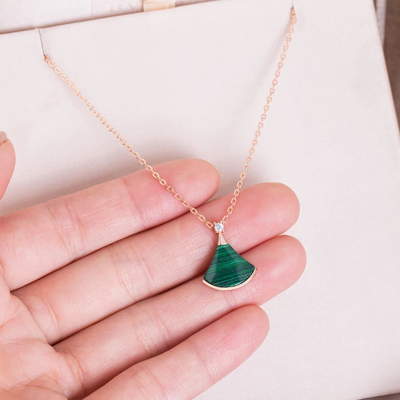 Ожерелье с маленькой юбкой подвеска в виде сердолика белая перламутровая