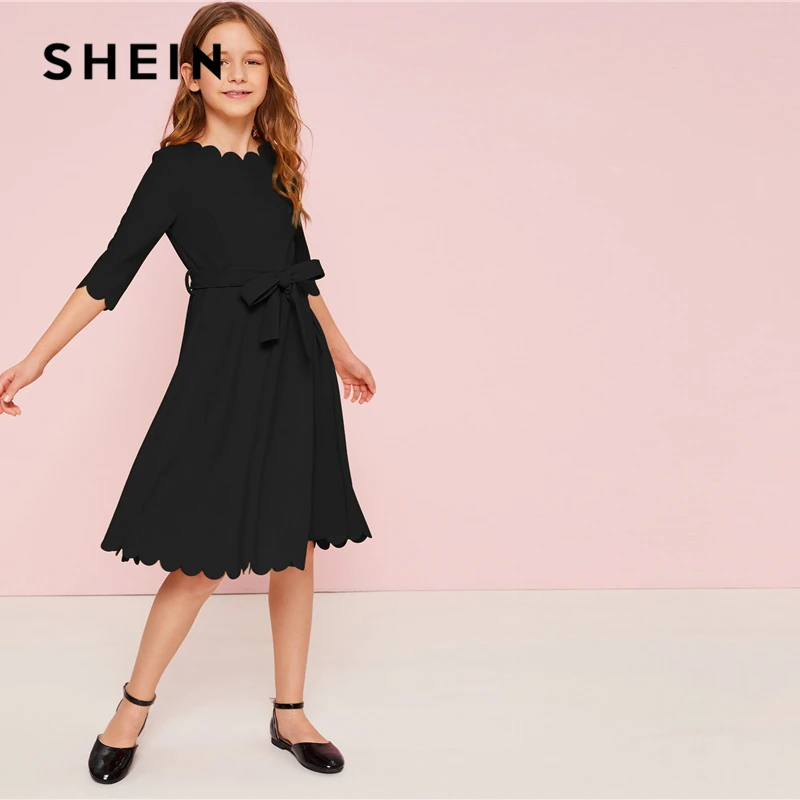 SHEIN Kiddie/однотонное праздничное платье с зубчатым подолом для девочек с поясом, г., летние детские платья с высокой талией, милое ТРАПЕЦИЕВИДНОЕ расклешенное платье до колена