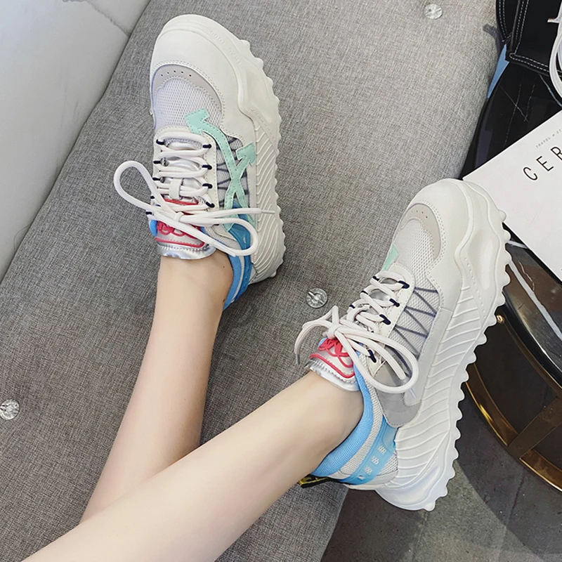 Женские кроссовки со шнуровкой сетчатые смешанных цветов на платформе