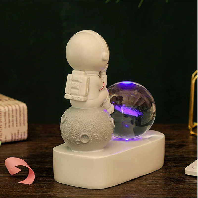 Светодиодный ночсветильник современный полимерный хрустальный шар астронавт