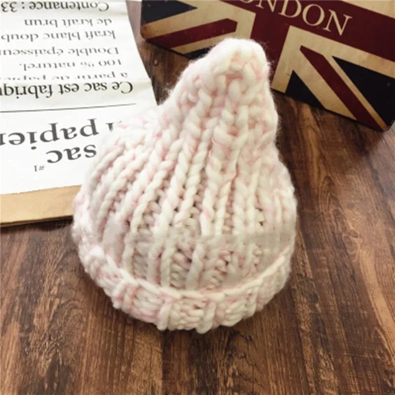 Вязаная Шапка-бини треугольная разных цветов с толстой нитью ручной работы