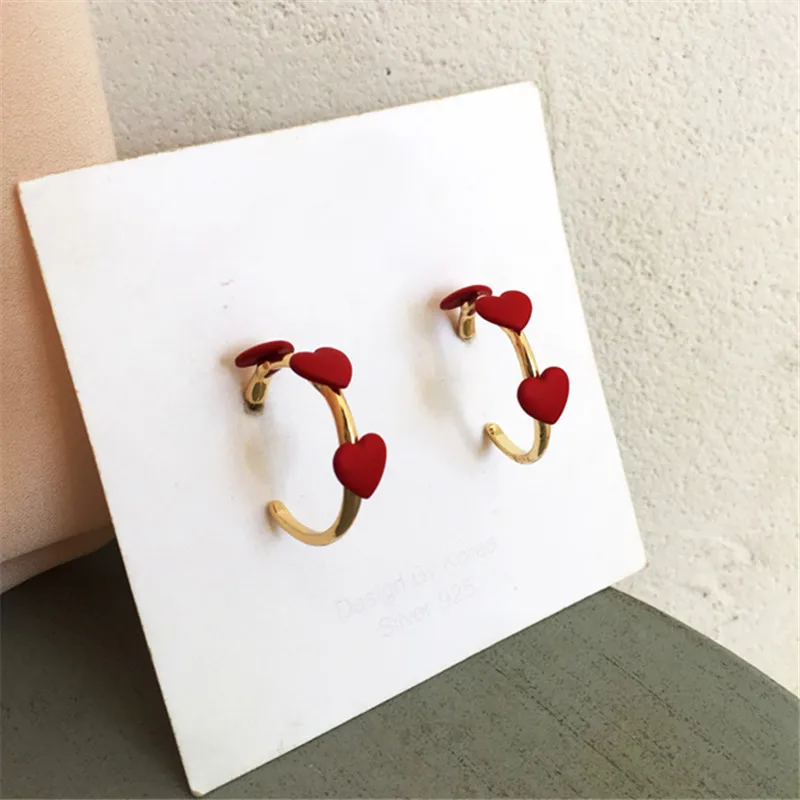 Милые модные женские серьги гвоздики с красным сердцем минималистичные