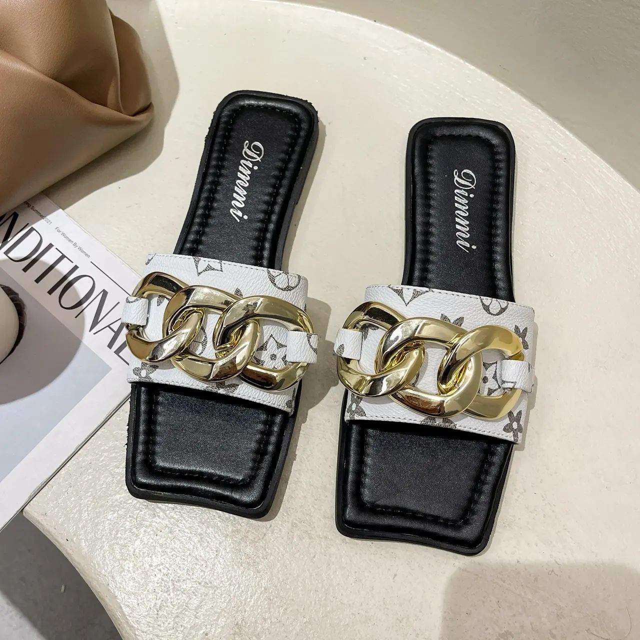

Women Flat Slippers 2021 Summer Sandals Casual Print Square Toe Shoes Black White Fashion Metal Chain Decoration Slippers