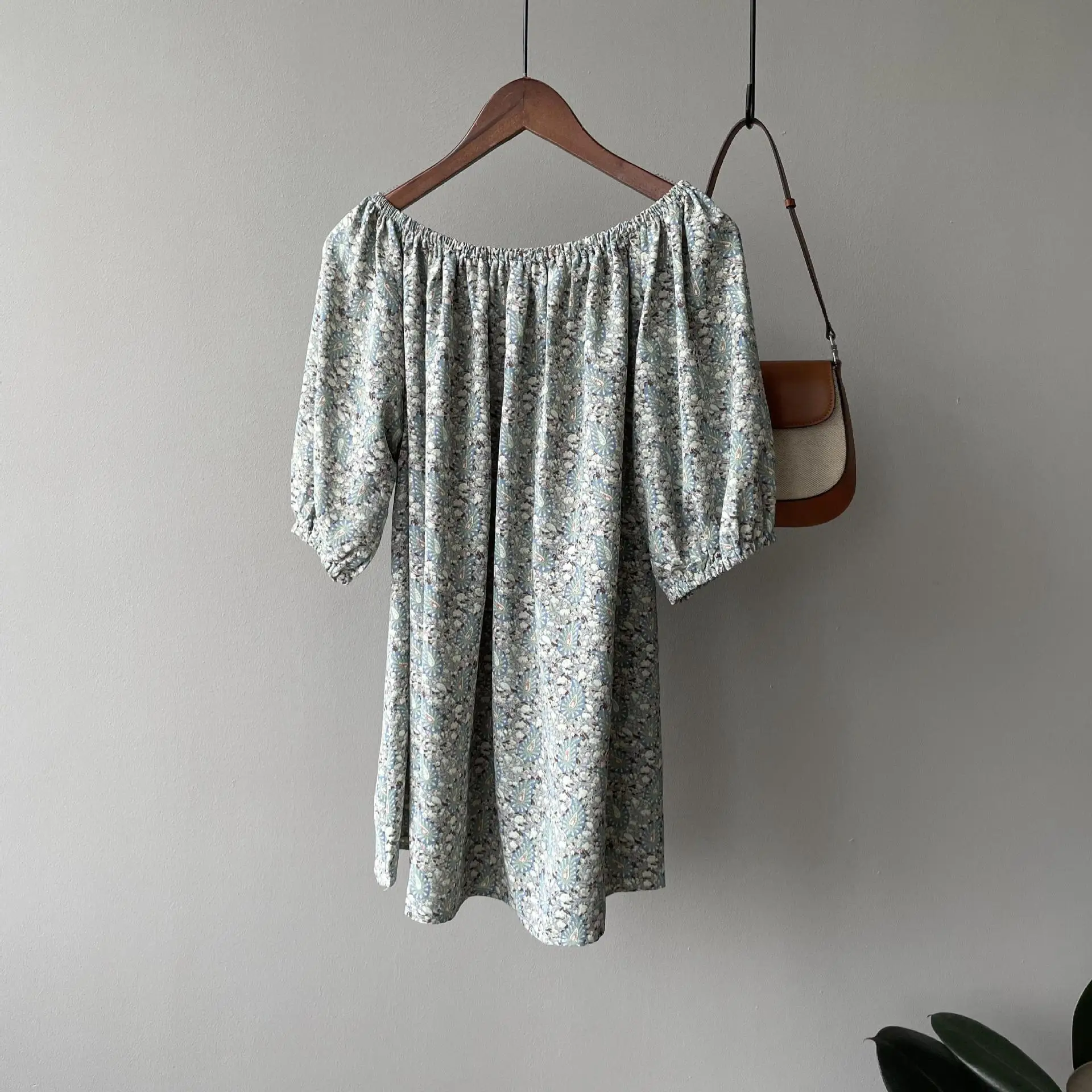 

COZOK 2021 Summer New Korean Fashion Temperament One Line Collar Floral Shirt Women's Bubble Sleeve Top 9027
