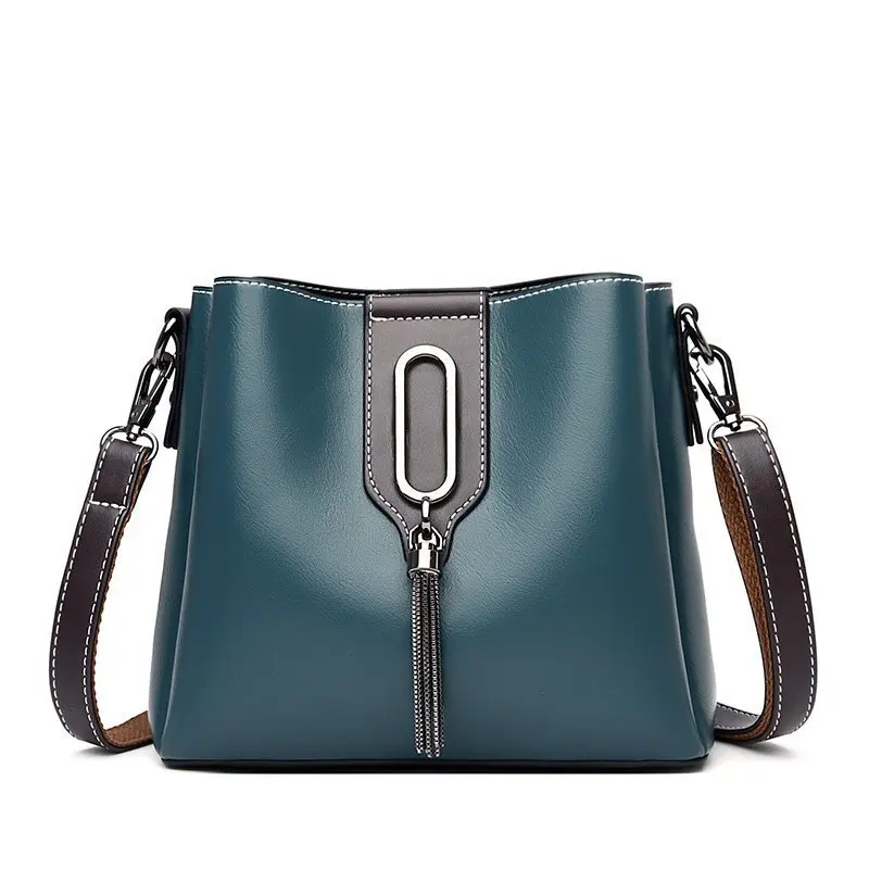 

2021 new oil chain bucket bag foreign air iron chain tassel single shoulder bag texture women's bag