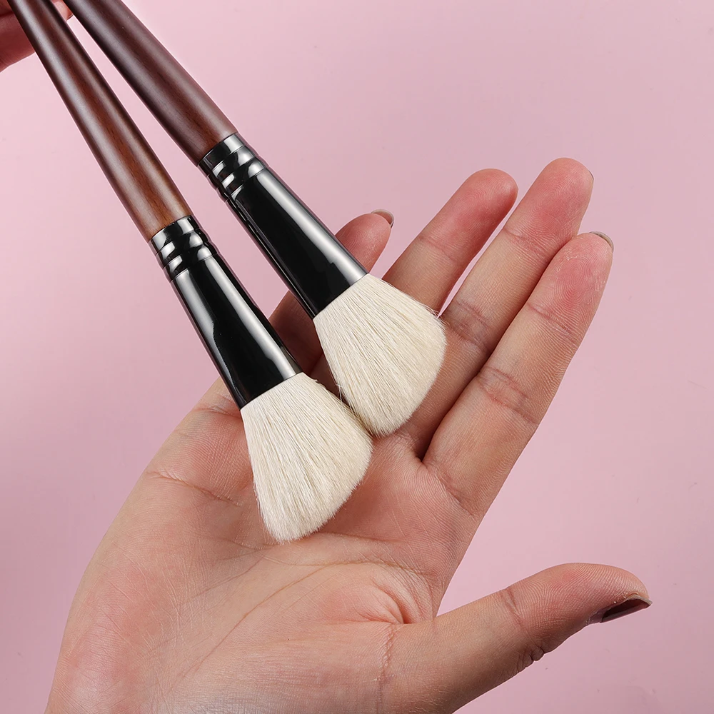 Кисть для макияжа BETHY BEAUTY с мягкой козьей шерстью 1 шт.