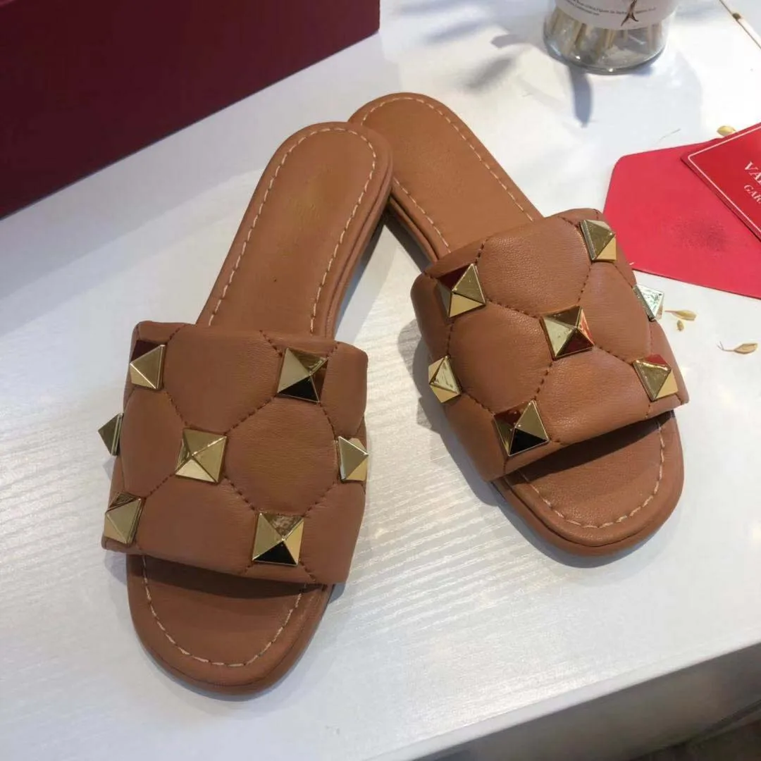 

2021 new ladies fashion rivet leather slippers luxury brand summer casual sandals leather flat rivet sandals size 34-40