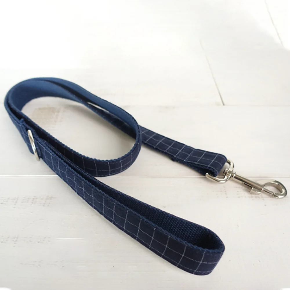 Темно синий клетчатый собачий ошейник и поводок с галстуком бабочкой