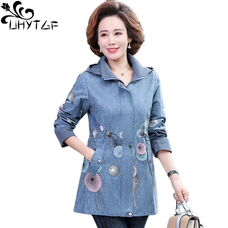 

UHYTGF Middle-Aged Elderly Mom Spring Autumn Trench Coat Printed Hooded Casual Female Outerwear 5XL Loose Size Tops Abrigos 2236