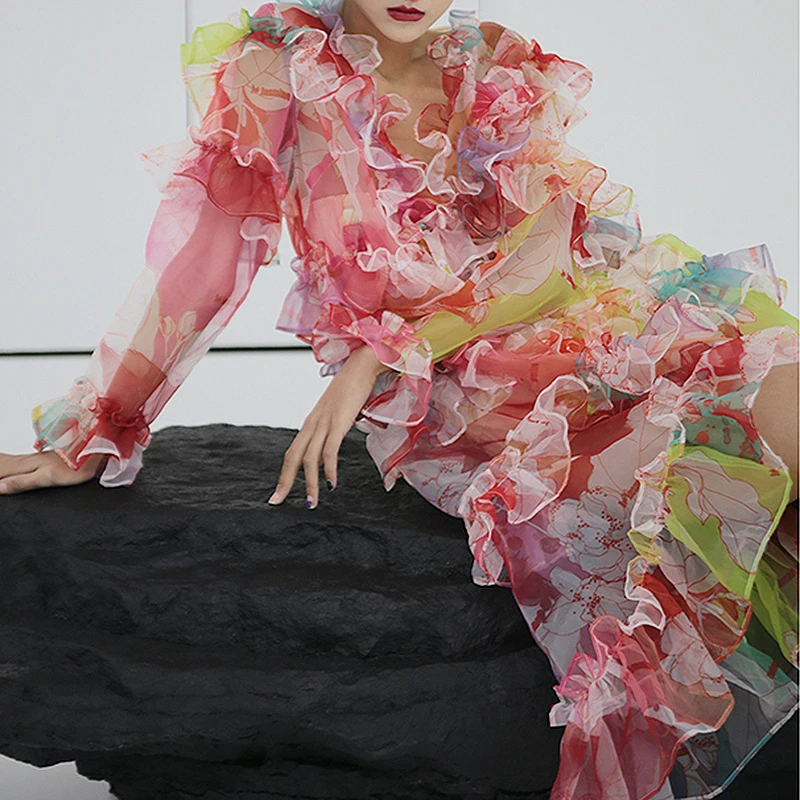 Платье с оборками TWOTWINSTYLE весеннее платье v образным вырезом и длинным рукавом